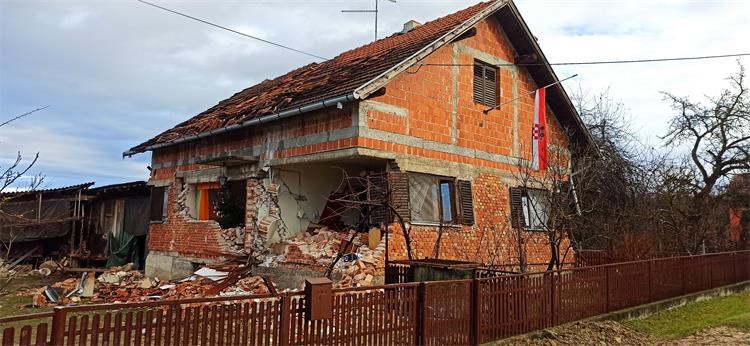 Slika: Davor Pažanin - Mjesto Sibić, posljedica razornog potresa